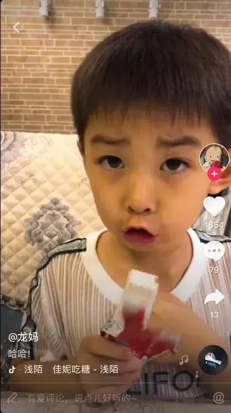 抖音小孩吃瓜,抖音萌娃吃瓜瞬间