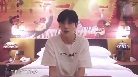 表演吃瓜的视频,一镜到底的吃瓜表演,笑料横生!